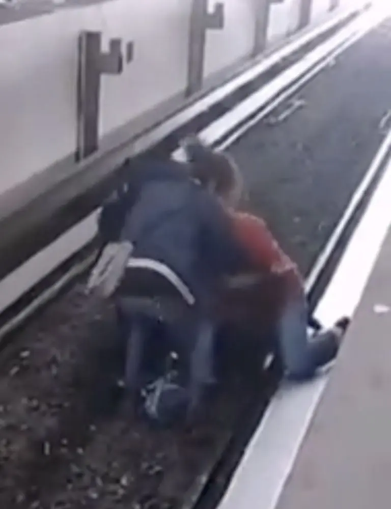 VIDEO: persona con discapacidad visual cae a las vías del Metro CDMX. Foto: Twitter