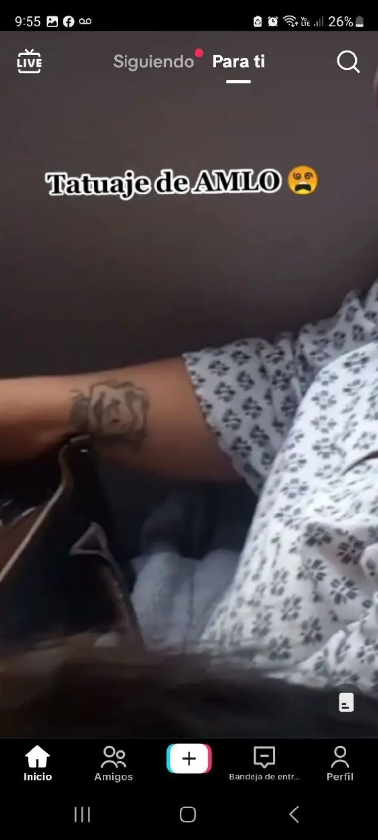 Captan a señora con tatuaje de AMLO - Tomada de video