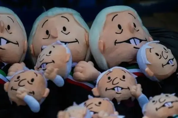 Morena deberá deslindarse de la venta de estos peluches. Morena deberá deslindarse de la venta de estos peluches.