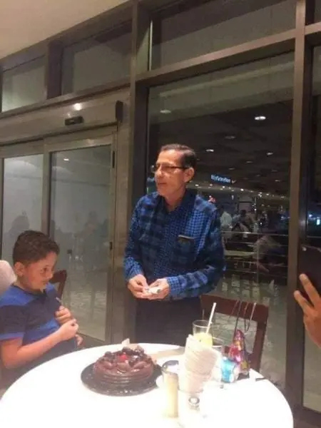 La historia de un hombre de 61 años que estuvo a punto de pasar su cumpleaños completamente sólo, se hizo pronto viral en redes cautivando a cientos de personas La historia de un hombre de 61 años que estuvo a punto de pasar su cumpleaños completamente sólo, se hizo pronto viral en redes cautivando a cientos de personas