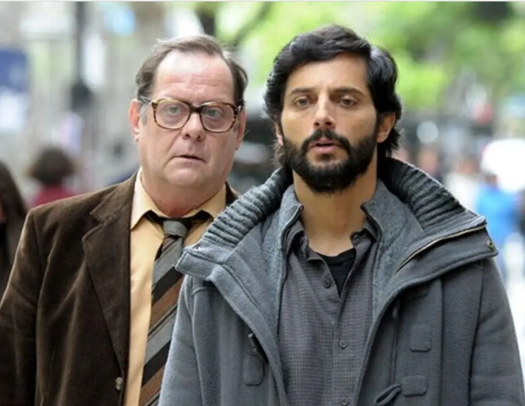 Es una serie argentina protagonizada por Joaquín Furriel, Maite Lanata y Luis Luque. La historia gira alrededor del arquitecto Fabián Danubio, quien busca a su hija de 4 años que está desaparecida, pero ante la falta de eficacia de la policía, recibe la ayuda de un detective privado llamado Doberti que se dedica a resolver casos para cobrar las recompensas.