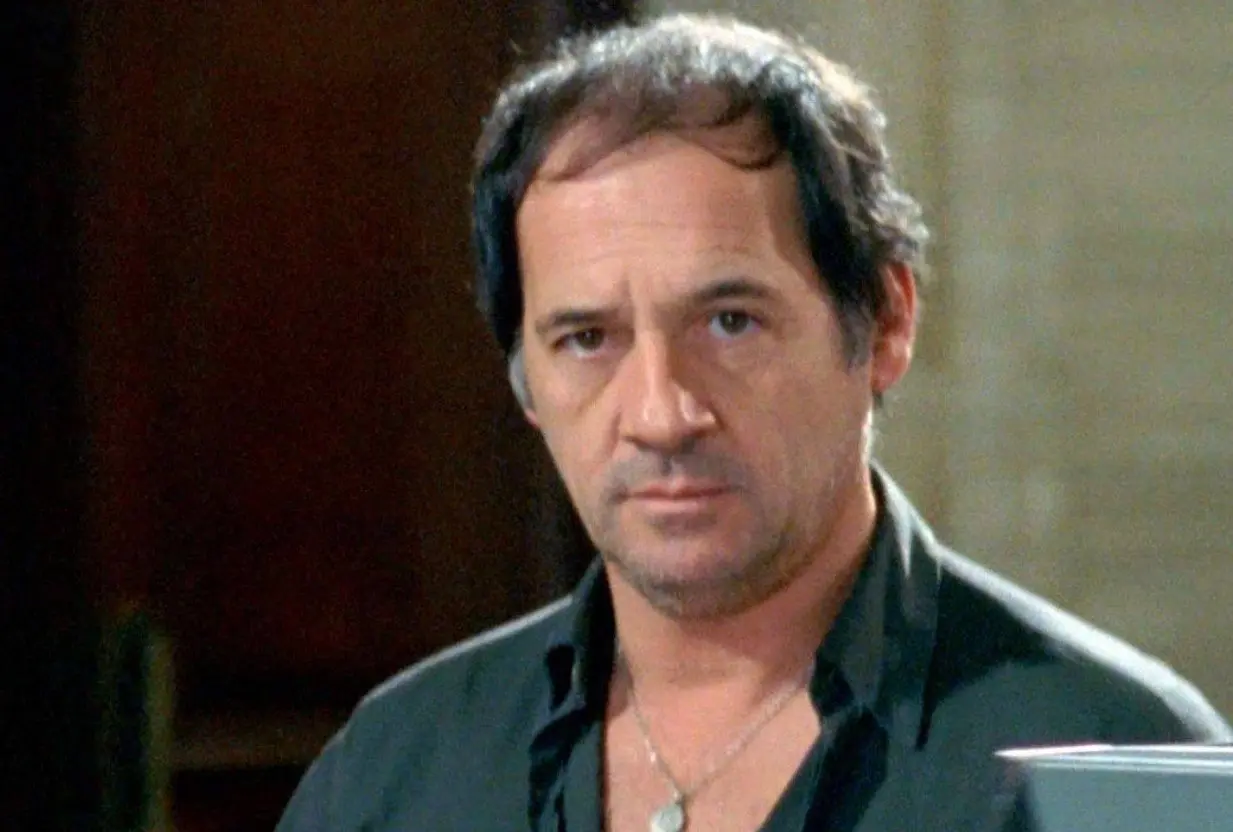 Es una serie argentina protagonizada por Julio Chávez, Cecilia Roth y Paola Krum. En la historia un expolicía y una psiquiatra intentan atrapar a un asesino serial que se dedica a vengar a personas inocentes que murieron años atrás en una escuela.