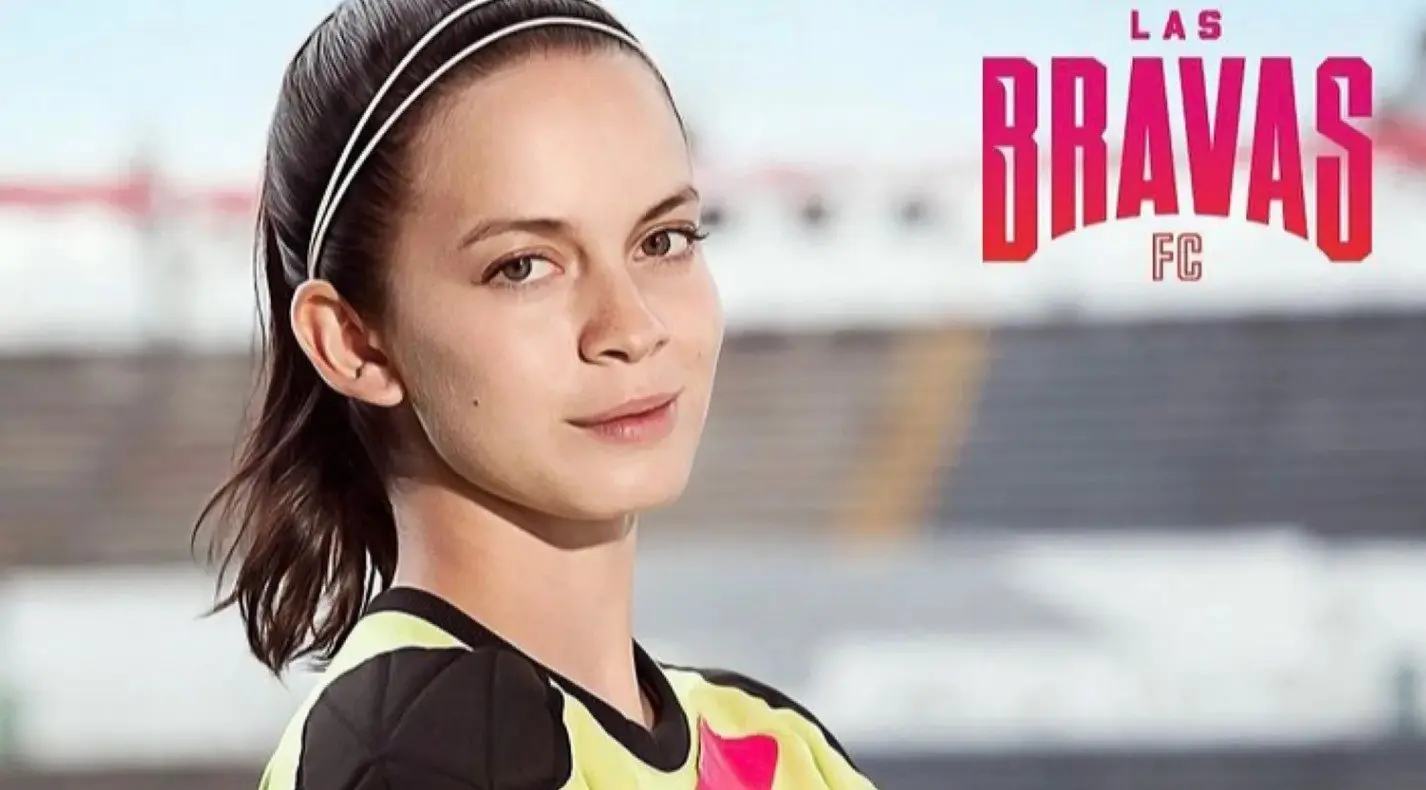 Es una serie mexicana, protagonizada por Mauricio Ochmann y Ana Valeria Becerril. La historia gira alrededor de Roberto, quien es considerado el mejor jugador de futbol mexicano, pero tras sufrir un infarto se ve obligado a retirarse y regresar a su ciudad natal, donde trabaja como entrenador de un equipo de mujeres para pagar sus deudas.