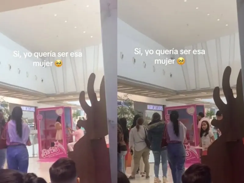Hombre le pide matrimonio a su novia en cabina promocional de barbie. Hombre le pide matrimonio a su novia en cabina promocional de barbie.