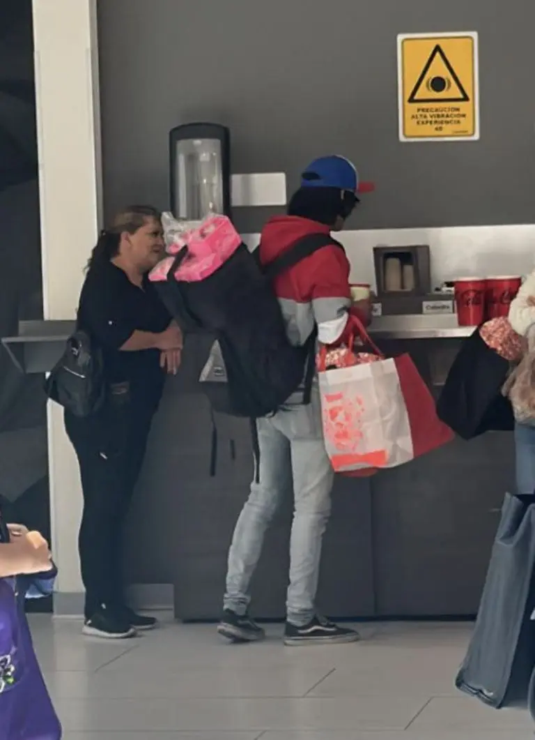 Vasos y palomeras de Barbie cuestan 2 mil pesos en reventa, exhiben videos de revendedores. Foto: Twitter