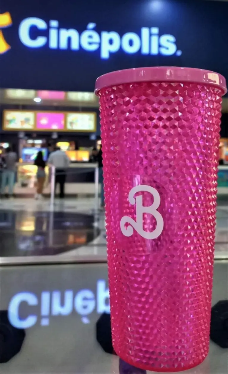 Vasos y palomeras de Barbie cuestan 2 mil pesos en reventa, exhiben videos de revendedores. Foto: Twitter
