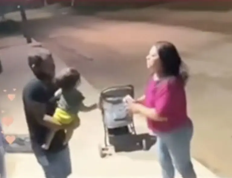 VIDEO: Mujer se distrae con el celular y sujeto le roba a su bebé de la carriola. Foto: Tik Tok