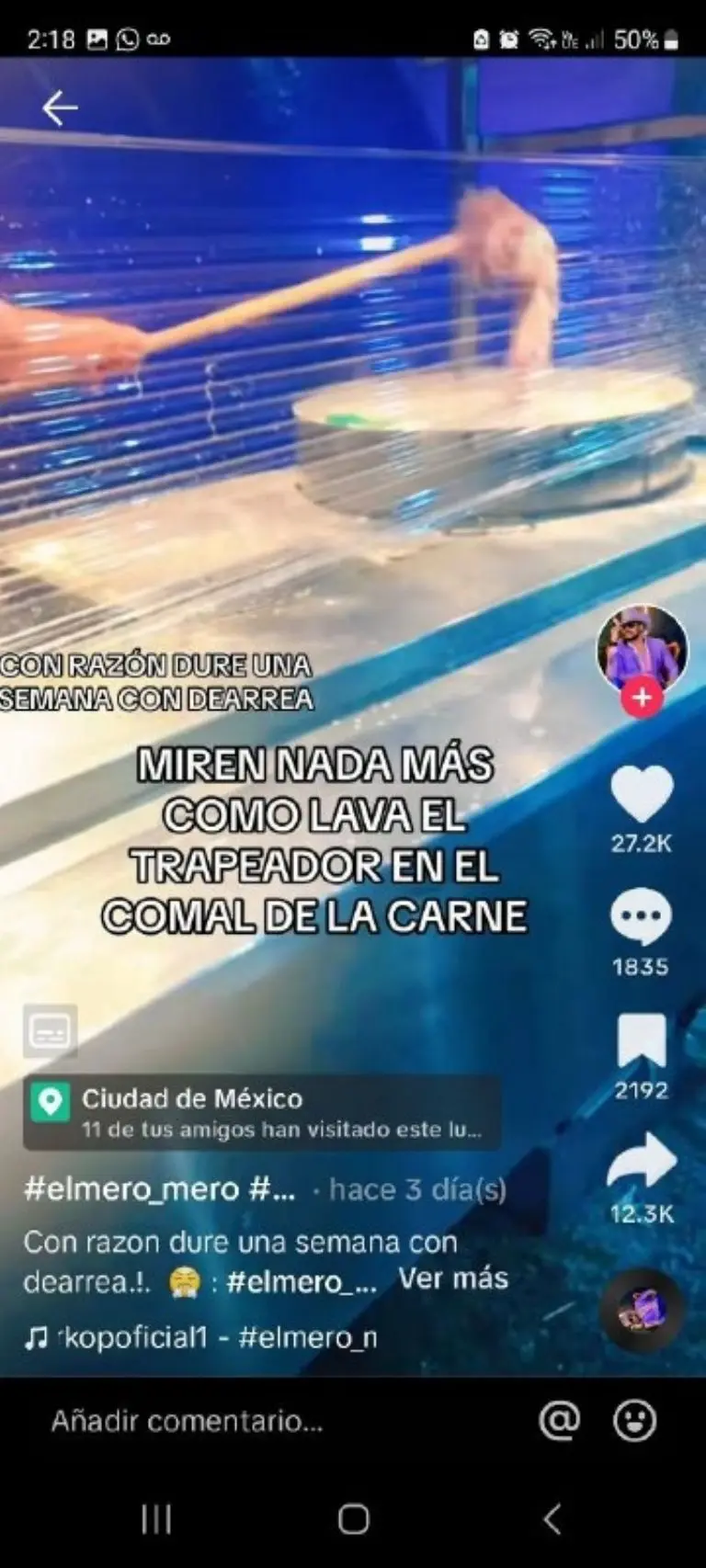 Captan a taquero metiendo trapeador en comal donde hace la carne - Tomada de video