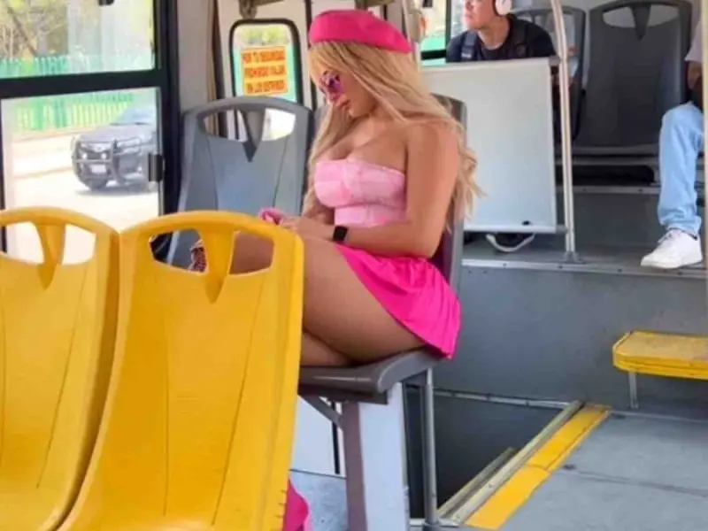 La guapa joven cautivó a los pasajeros del Metrobús. La guapa joven cautivó a los pasajeros del Metrobús.