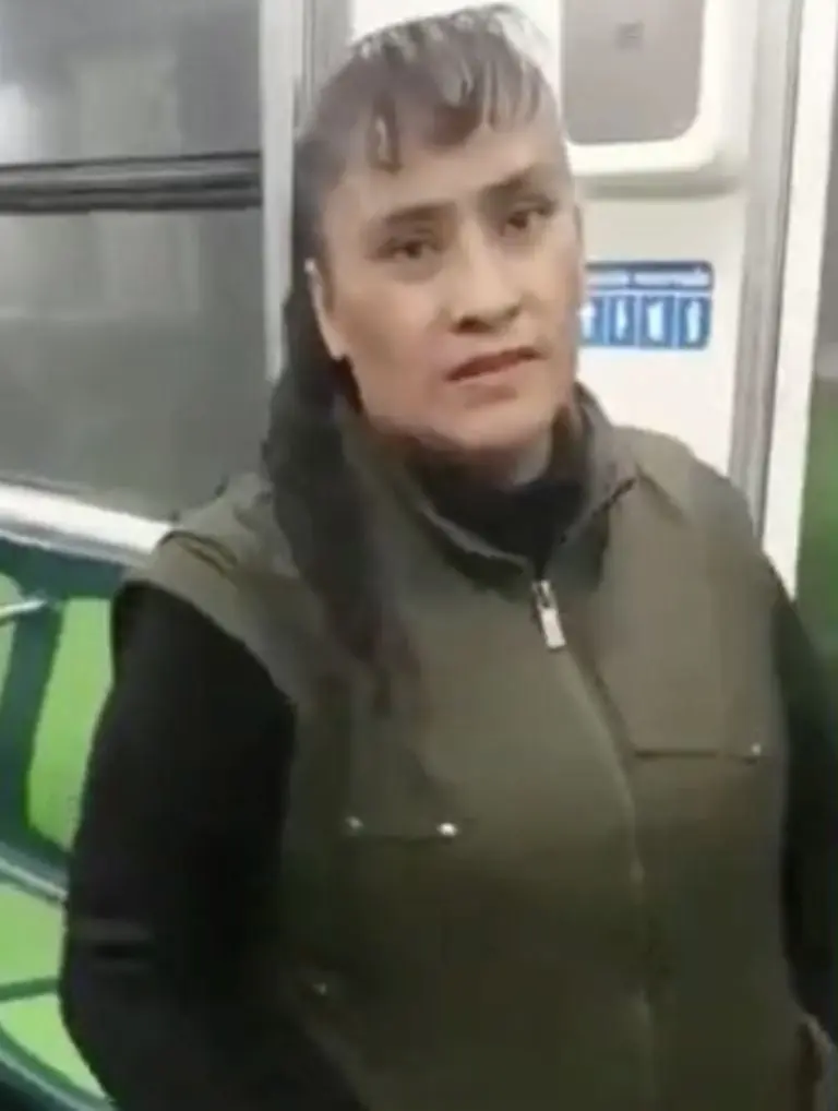 VIDEO: captan a mujer robando a pasajero dormido en el Metro. Foto: Twitter