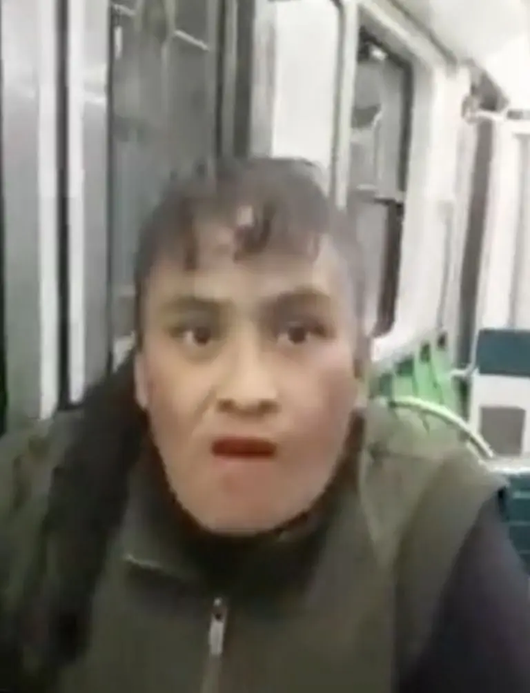 VIDEO: captan a mujer robando a pasajero dormido en el Metro. Foto: Twitter