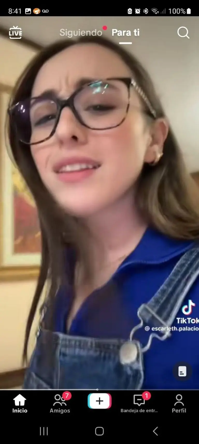 Jóven defiende a su novio tras abandonarla en el cine - Tomada de video