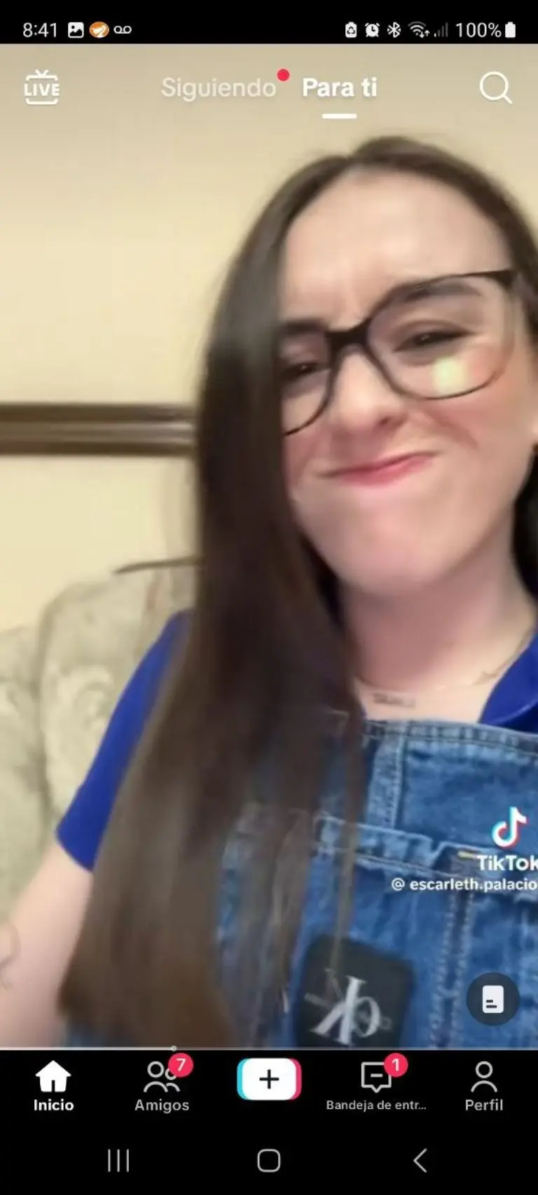 Jóven defiende a su novio tras abandonarla en el cine - Tomada de video