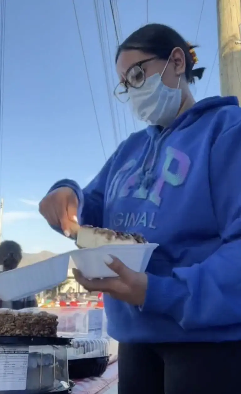 Joven revende postres del Costco en la calle y se vuelve un éxito. Foto: Tik Tok (Fernanda Sánchez)