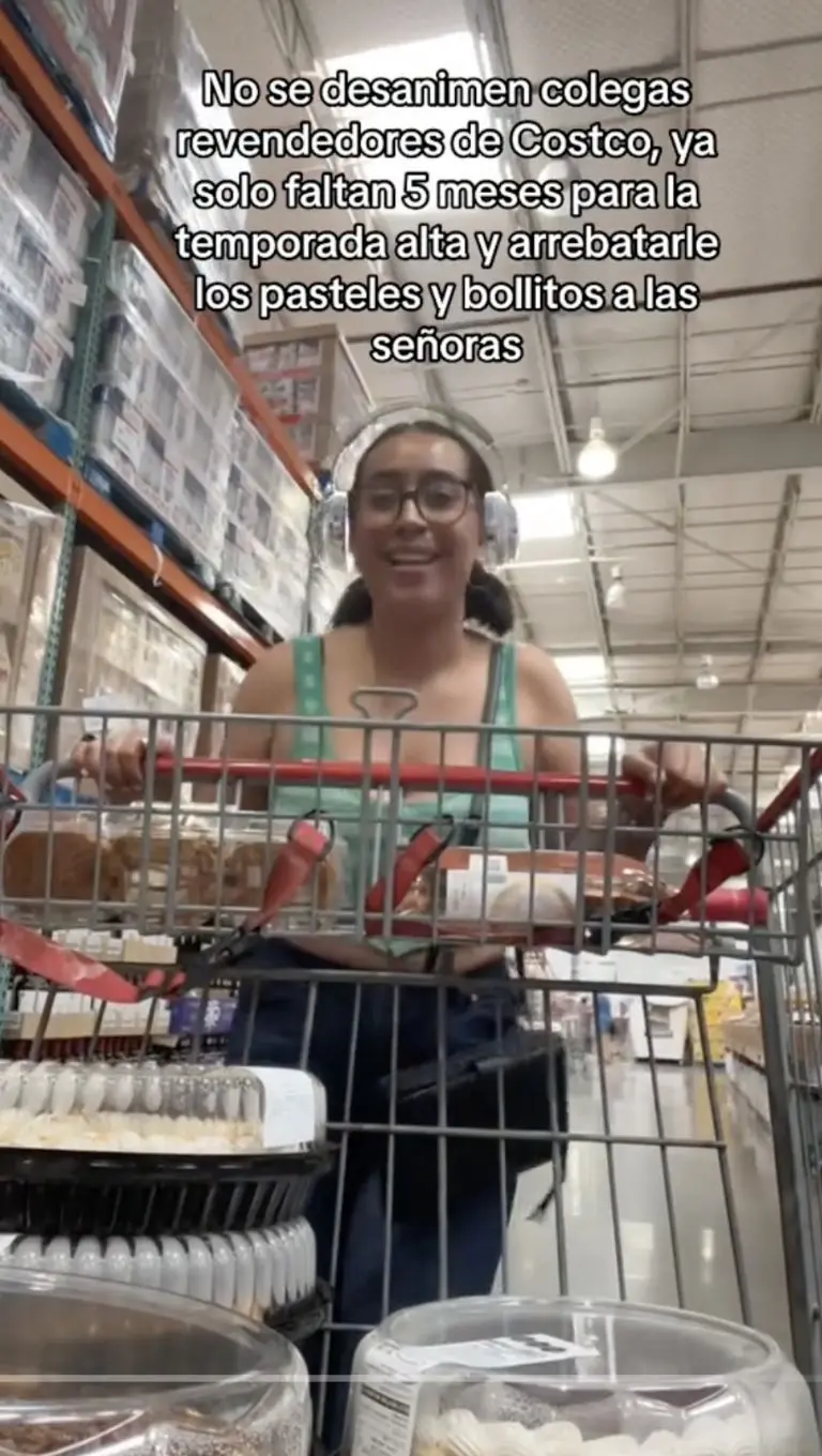 Joven revende postres del Costco en la calle y se vuelve un éxito. Foto: Tik Tok (Fernanda Sánchez)