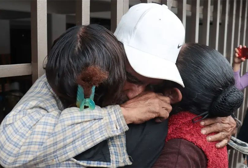 Hombre se reencuentra con su familia 18 a&ntilde;os despu&eacute;s, tras salir en la televisi&oacute;n. 