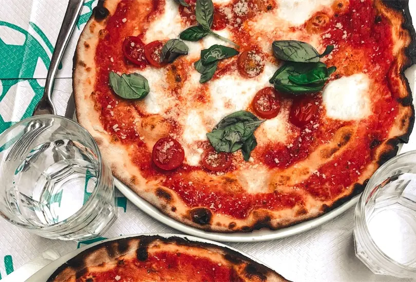 Aquí te traemos una selección de cinco lugares imperdibles para disfrutar de auténticas y deliciosas pizzas en la CDMX. Aquí te traemos una selección de cinco lugares imperdibles para disfrutar de auténticas y deliciosas pizzas en la CDMX.