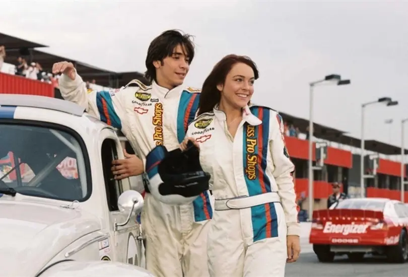 Herbie a toda marcha fue una película de Disney que se estrenó en 2005 y estuvo protagonizada por Lindsay Lohan. Herbie a toda marcha fue una película de Disney que se estrenó en 2005 y estuvo protagonizada por Lindsay Lohan.