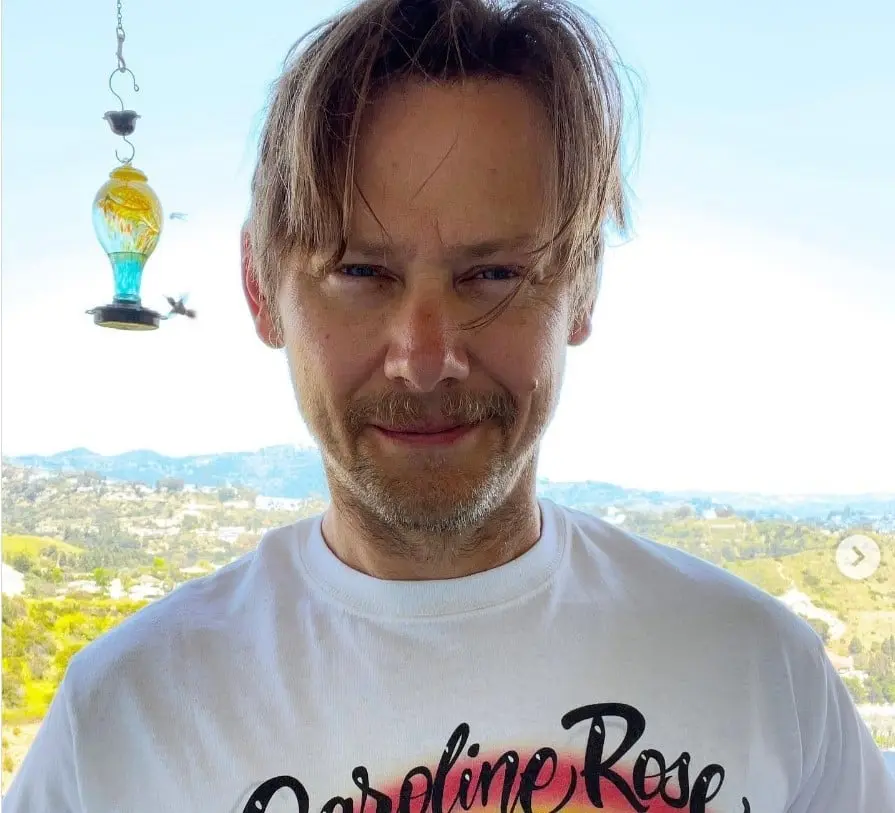 Ahora tiene 47 años, ha trabajado en las series House of Cards y Westworld.