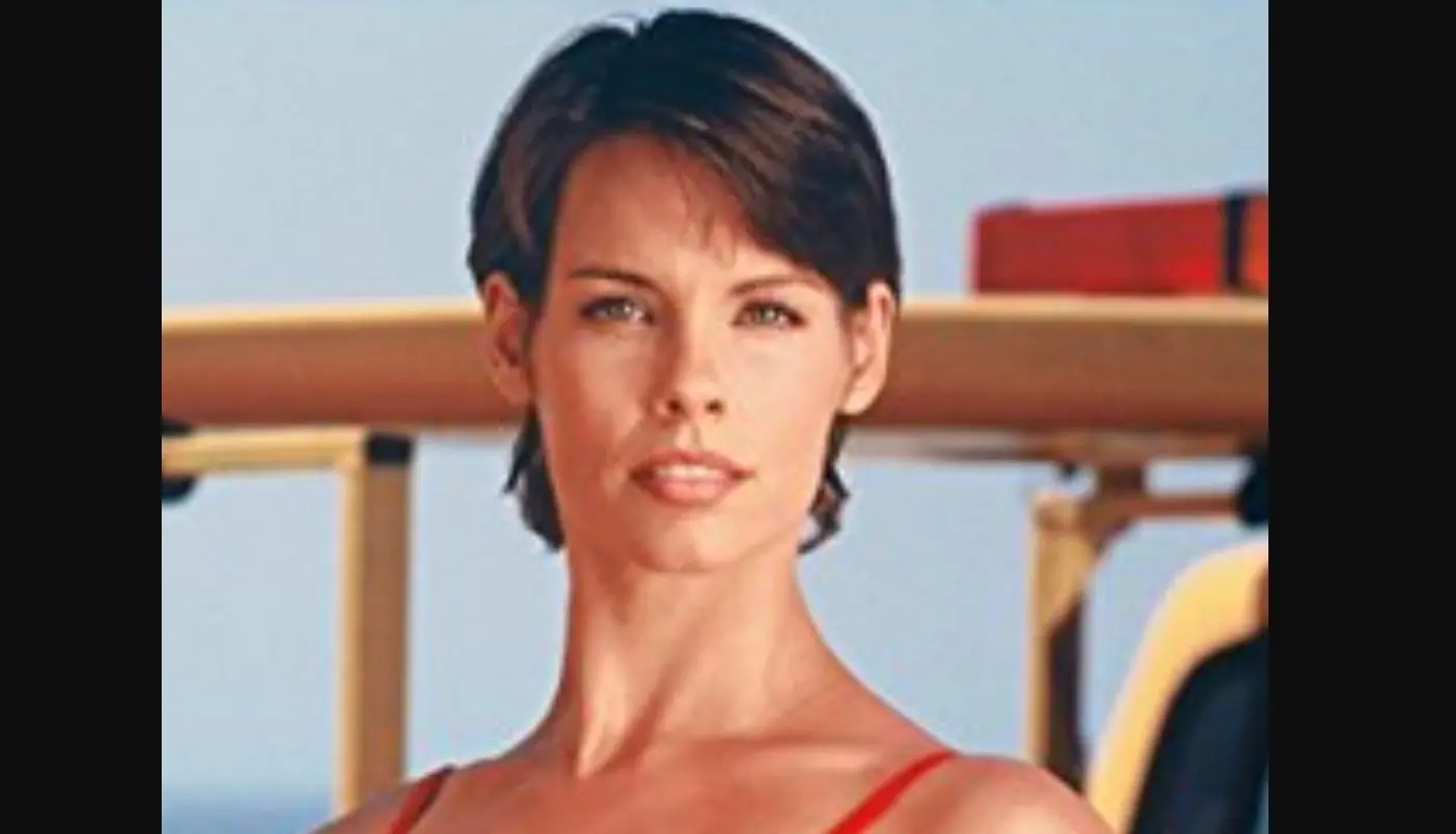 Alexandra Paul interpretó a Stephanie Holden