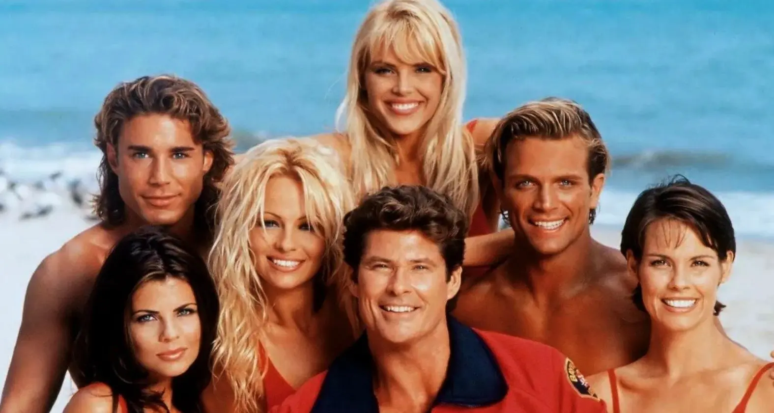 Guardianes de la bahía fue una popular serie juvenil que se estrenó en 1989 y mostraba la vida de un grupo de amigos que trabajaban como socorristas en las playas de Santa Mónica y Honolulu.