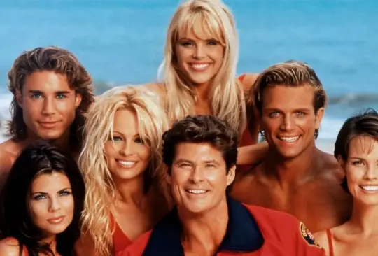 Guardianes de la bahía fue una popular serie juvenil que se estrenó en 1989 y mostraba la vida de un grupo de amigos que trabajaban como socorristas en las playas de Santa Mónica y Honolulu.