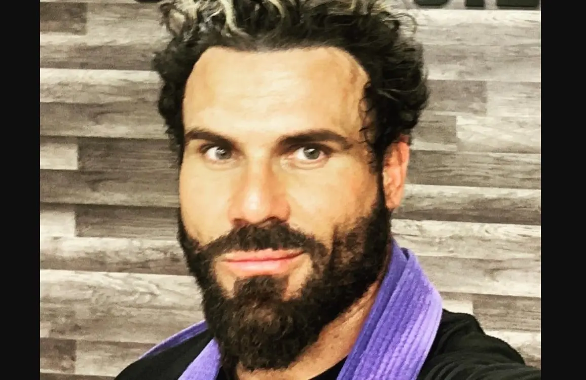 Ahora tiene 42 años, luego de la serie abandonó la actuación y ahora es entrenador personal.