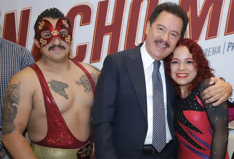 Diputado presenta a MoreNacho y Lady Fortaleza, los luchadores contra la corrupción en su campaña. Diputado presenta a MoreNacho y Lady Fortaleza, los luchadores contra la corrupción en su campaña.