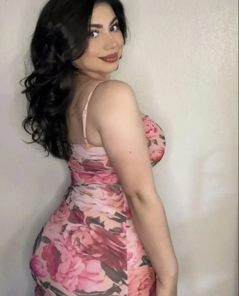 Cocinera abre Tik Tok para mostrar sus recetas y se hace viral por su belleza. Foto: nessrctz