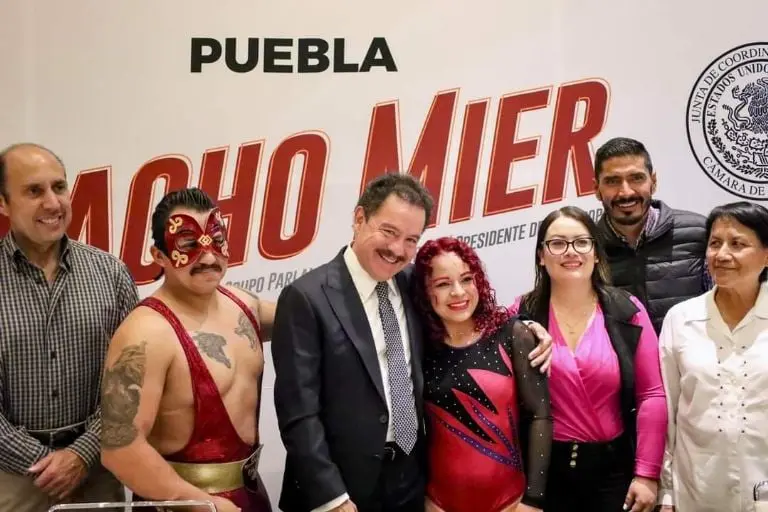 Diputado presenta a MoreNacho y Lady Fortaleza, los luchadores contra la corrupción en su campaña. Foto: Ignacio Mier Velazco