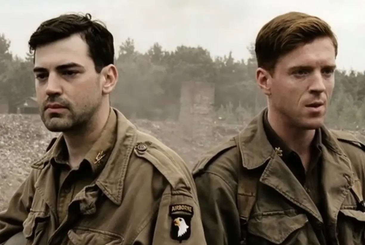 Sigue la historia de Easy Company, un grupo de paracaidistas del ejército de los Estados Unidos que estuvieron en durante muchas de las batallas cruciales de la Segunda Guerra Mundial.