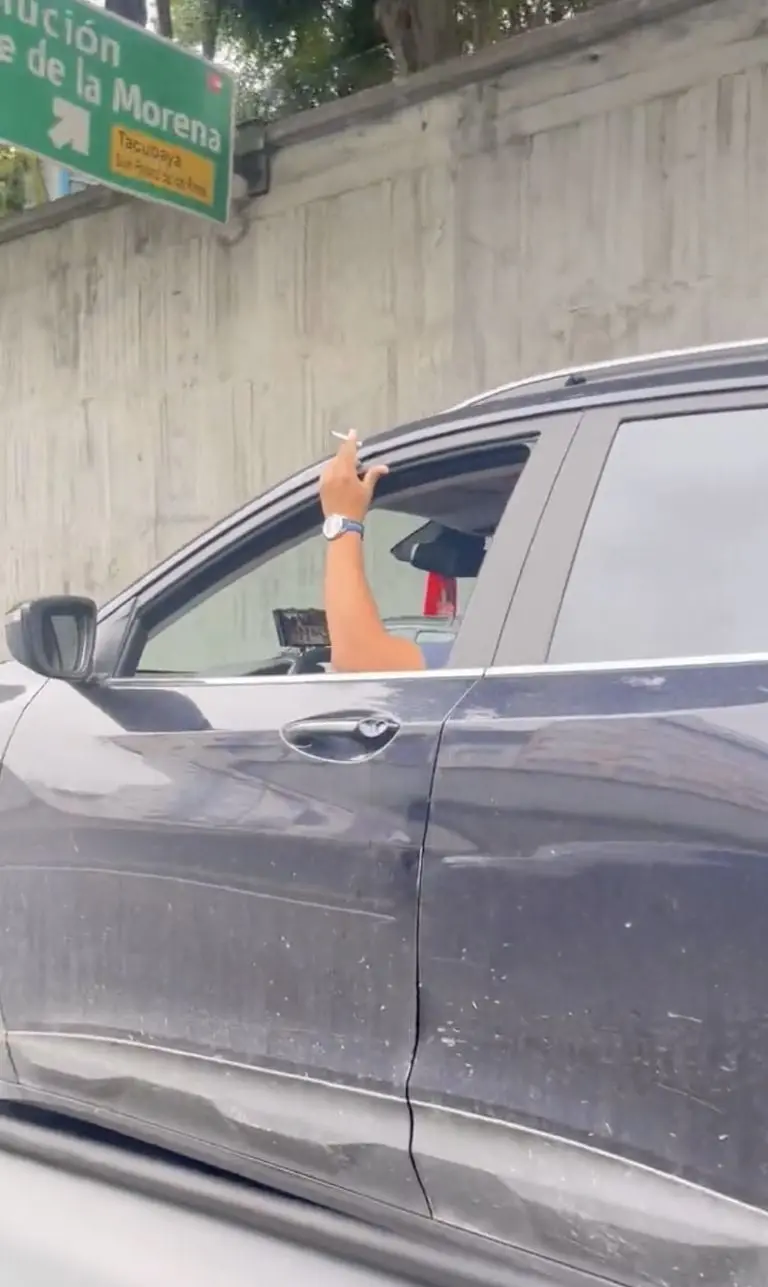 VIDEO: hombre ve la televisión en su celular mientras conduce por el Viaducto. Foto: Bicireportera