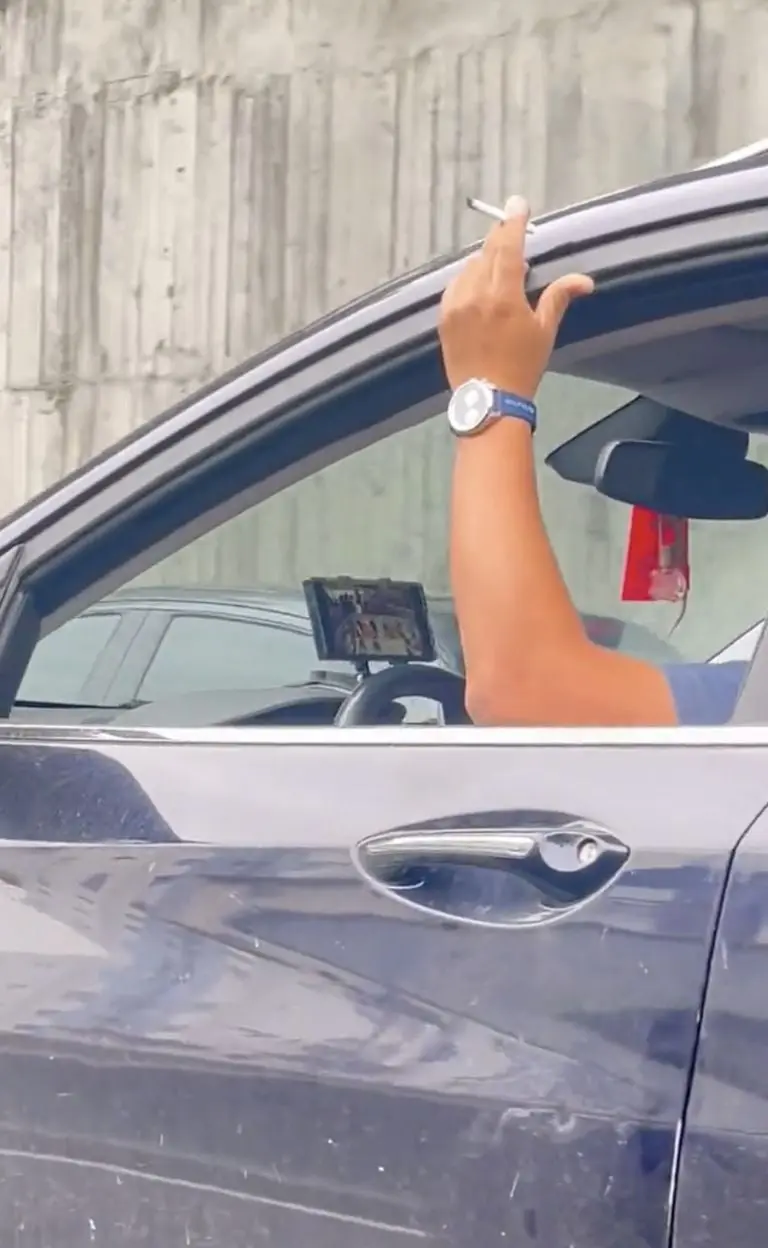 VIDEO: hombre ve la televisión en su celular mientras conduce por el Viaducto. Foto: Bicireportera