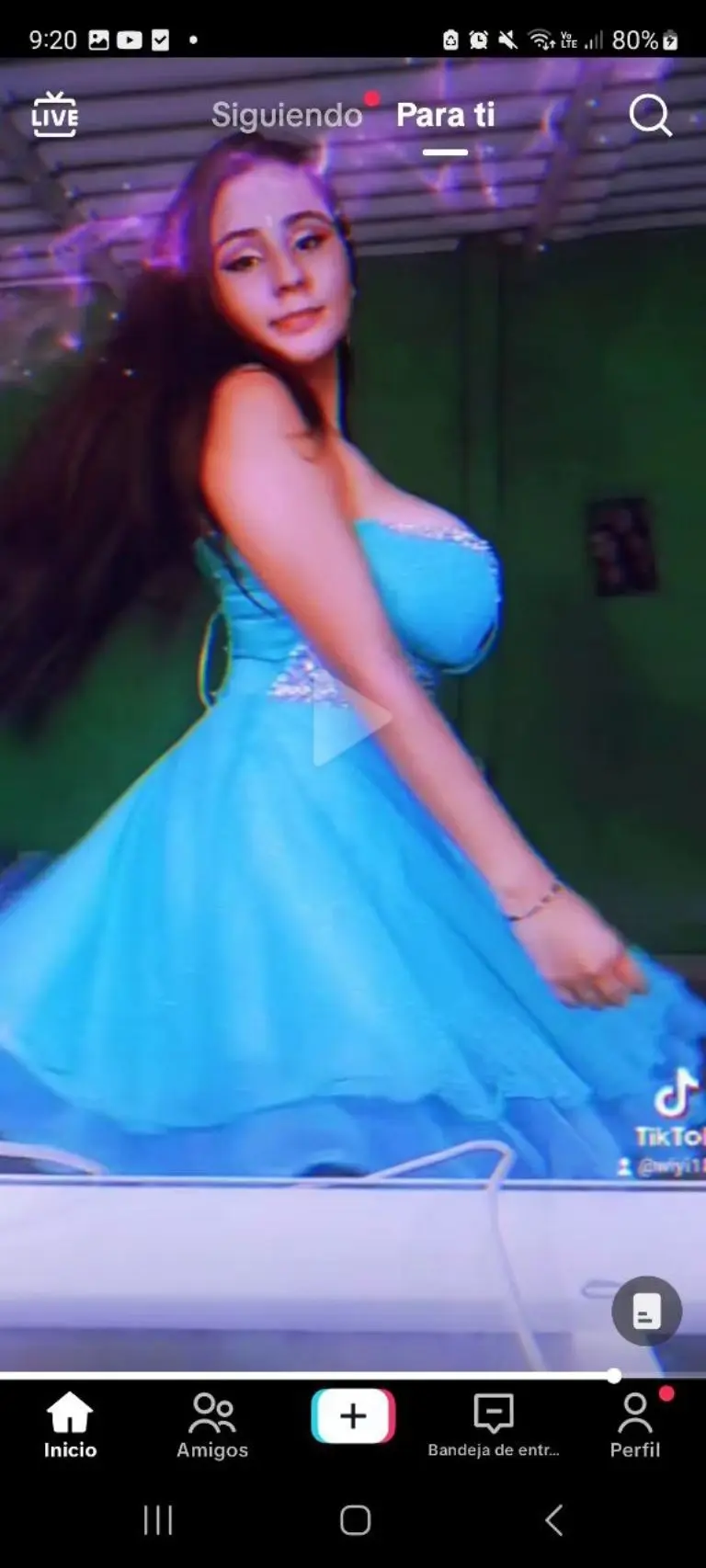 Joven enamora TikTok con vestido - Tomada de video