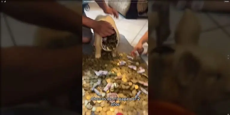 El dinero se dispersó por el piso. Foto: captura de pantalla.