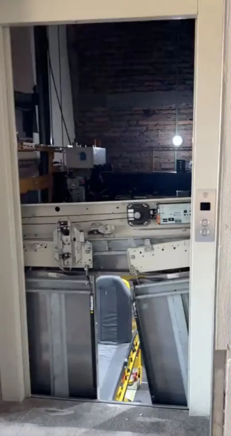 VIDEO: Así rescataron a ocho personas atrapadas en elevador del IMSS. Foto: Twitter