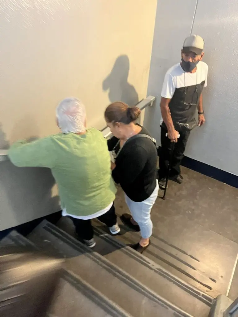 VIDEO: Así rescataron a ocho personas atrapadas en elevador del IMSS. Foto: Twitter