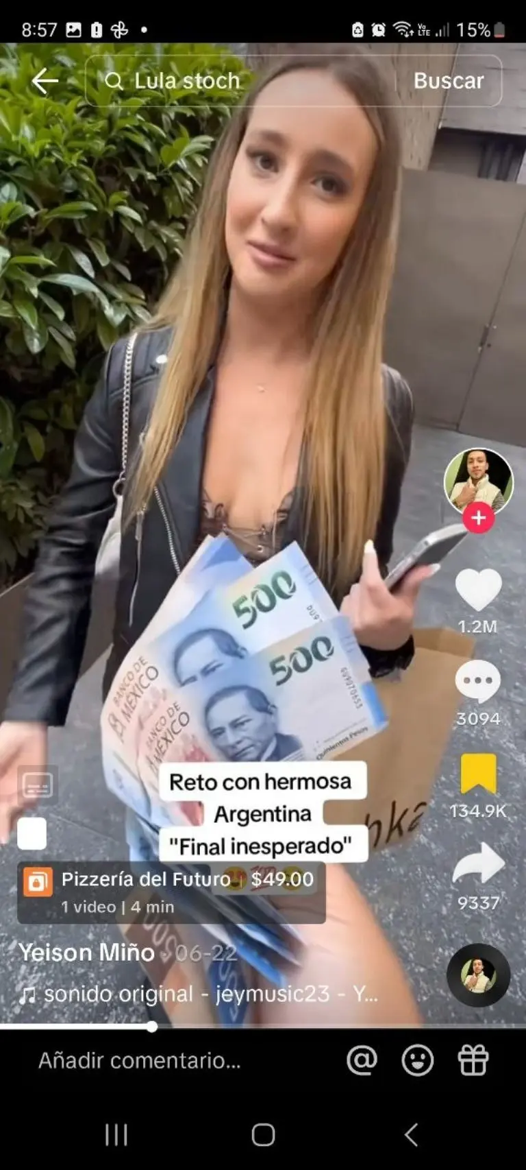 Joven da dinero a modelo a cambio de ropa interior - Tomada de video