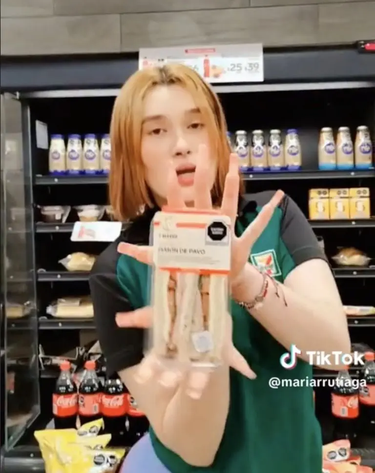 LeyendaCajera del Seven Eleven abre su cuenta de Tik Tok y aumentan los clientes. Foto: María Rutiaga