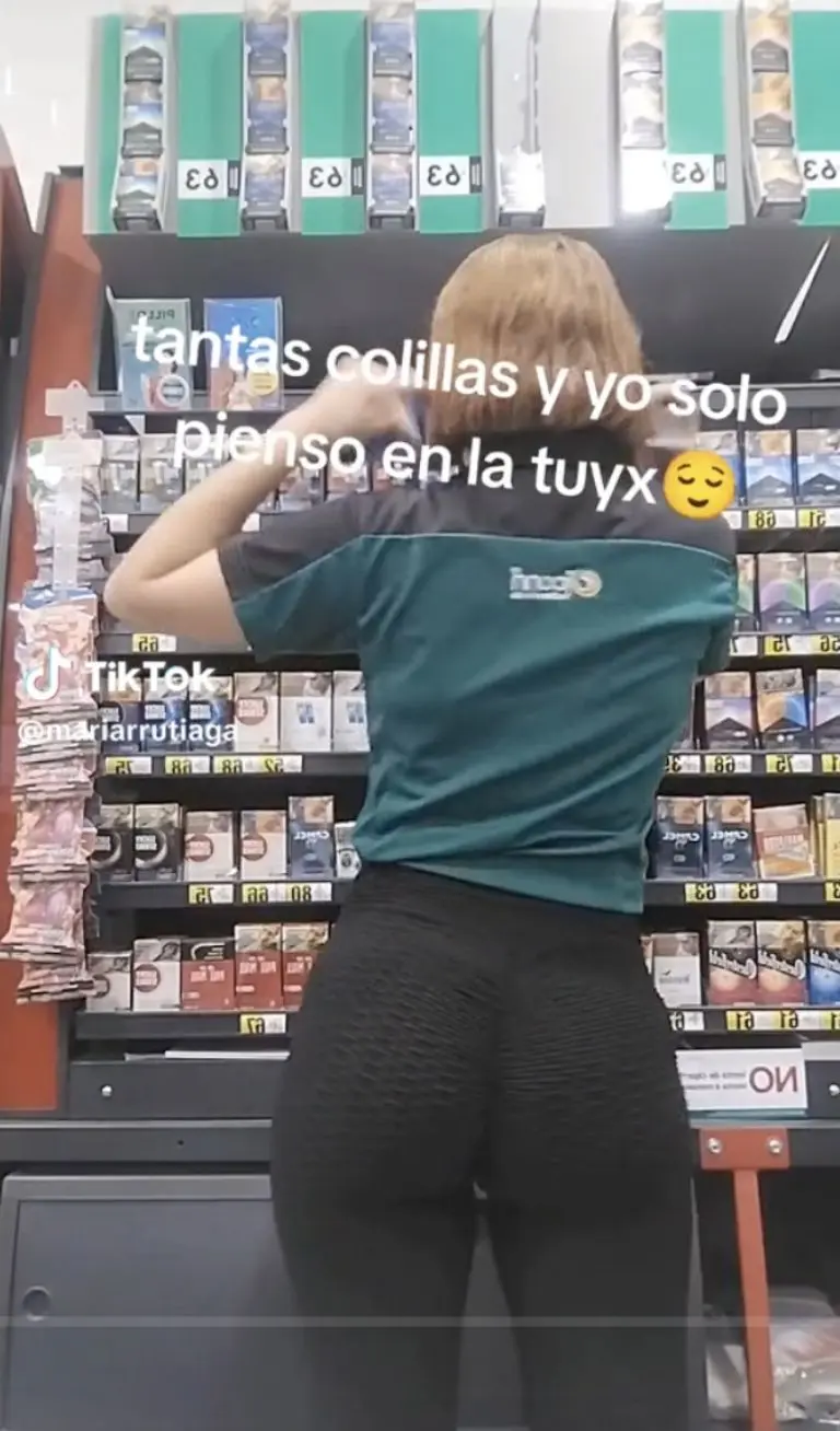 Cajera del Seven Eleven abre su cuenta de Tik Tok y aumentan los clientes. Foto: María Rutiaga
