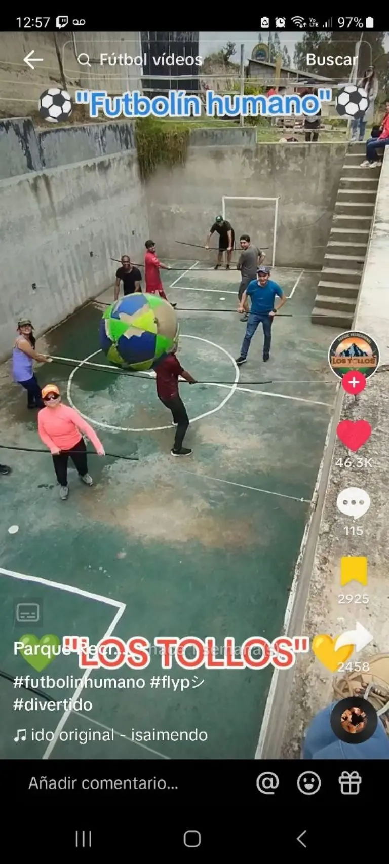 Jóvenes juegan futbolito humano . Tomada de video