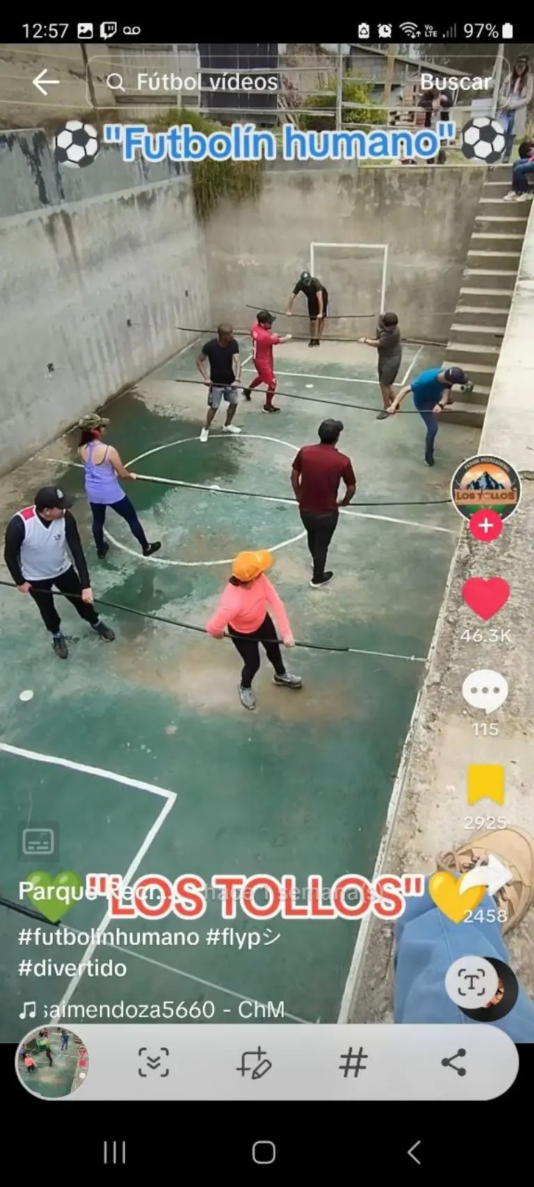Jóvenes juegan futbolito humano -Tomada de video