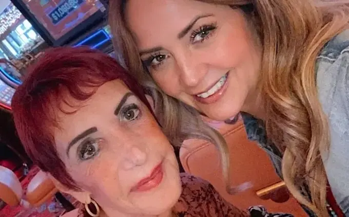 Andrea Legarreta se dijo muy dolida por la muerte de su mam&aacute;