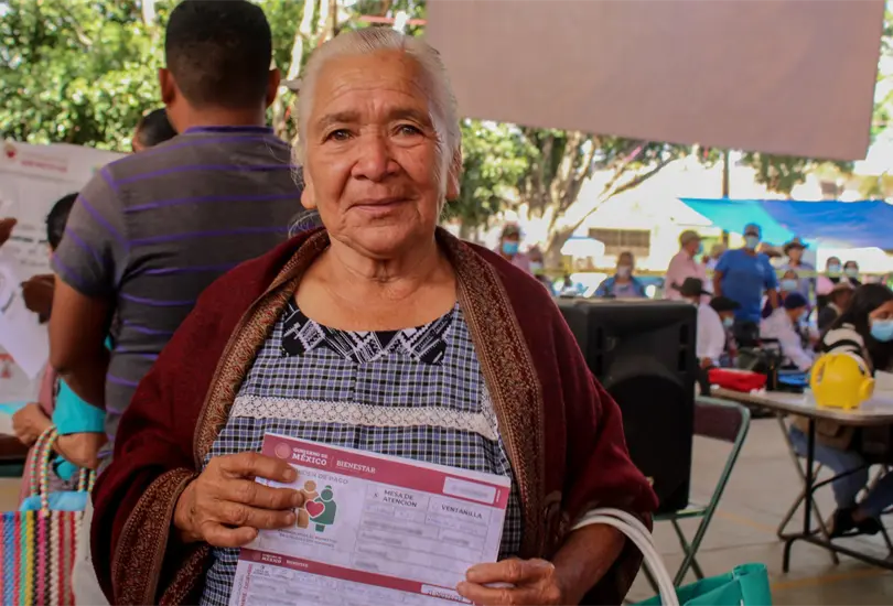 Esto reciben los mexicanos a través de los programas sociales. Esto reciben los mexicanos a través de los programas sociales.