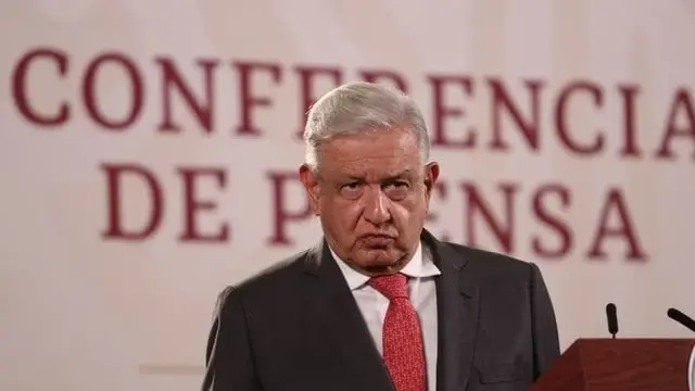 Los canales oficiales del Gobierno de México tuvieron que bajar la mañanera del 26 de julio de 2023 por desobedecer al INE, ya que AMLO mostró una encuesta Los canales oficiales del Gobierno de México tuvieron que bajar la mañanera del 26 de julio de 2023 por desobedecer al INE, ya que AMLO mostró una encuesta