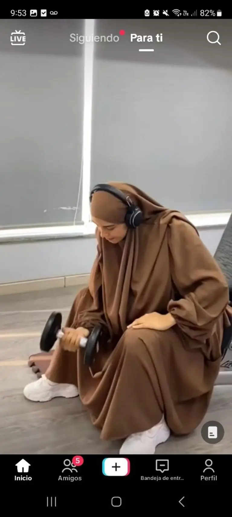 Joven viral por utilizar hiyab mientras hace ejercicio - Tomada de video