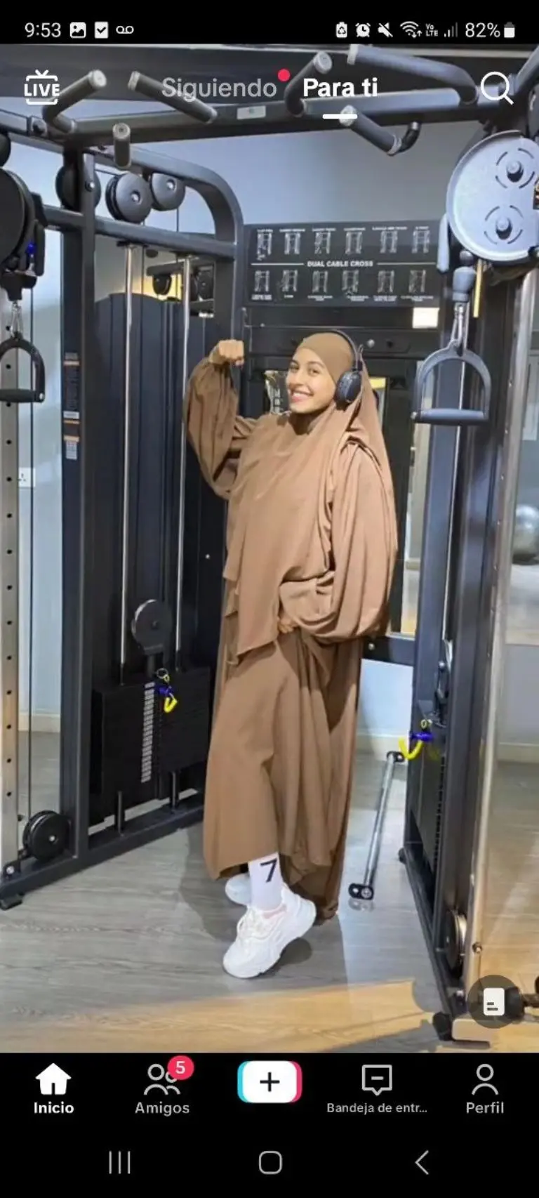 Joven viral por utilizar hiyab mientras hace ejercicio - Tomada de video