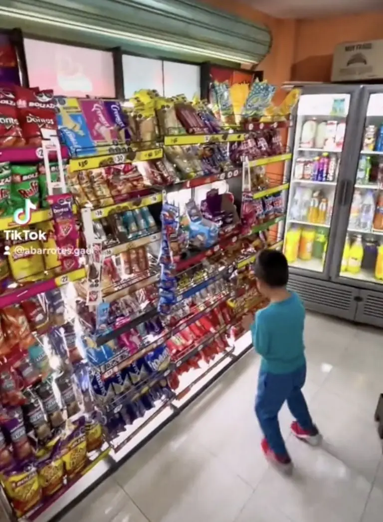 Tienda de abarrotes regala mercancía a niños con buenas calificaciones. Foto: Tik Tok