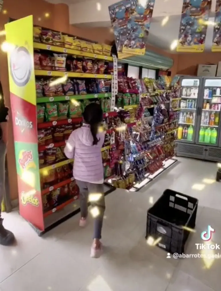 Tienda de abarrotes regala mercancía a niños con buenas calificaciones. Foto: Tik Tok
