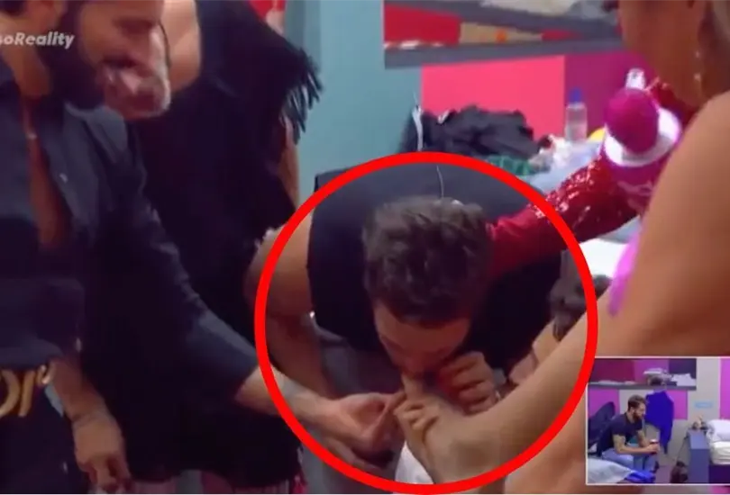 La Casa de los Famosos: Nicola lame el pie de Wendy Guevara. 